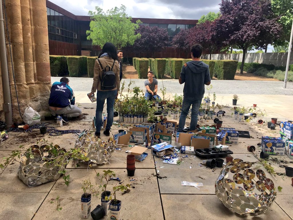 FM_circular's tweet photo. Un gustazo el entusiasmo que l@s chic@s de @CMZJ han demostrado en el taller de jardinería impartido en @fundareiafonso por @smartincircles https://t.co/rthwU4Oly6
