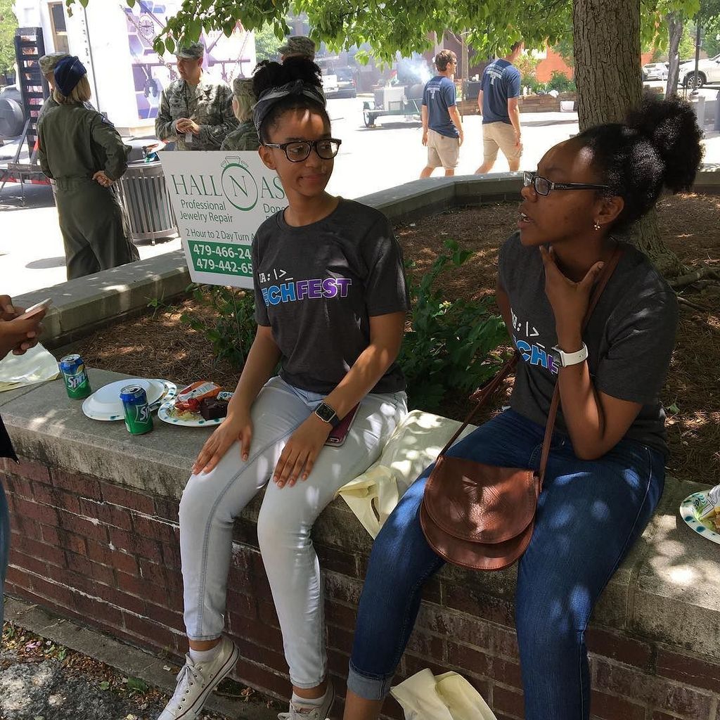 LISANorthK_5's tweet photo. Lunch on the Square in #fayetteville @nwatechfest #girlswhocode #jaguarscode https://t.co/q4aud9n2Ws https://t.co/Zw64D60hg3