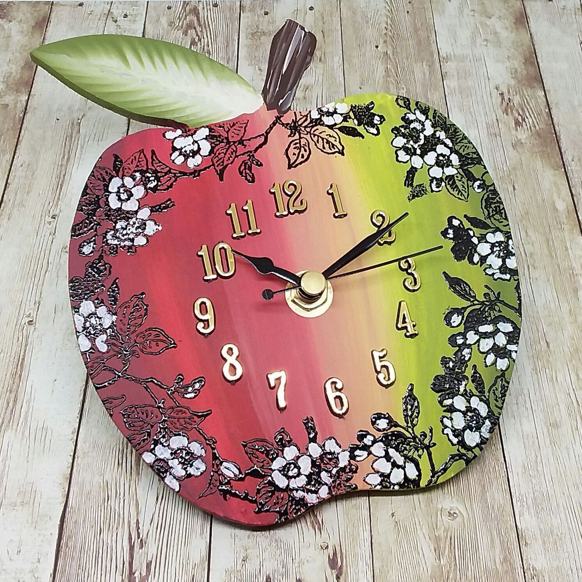 DewDropCraftsIW's tweet photo. An apple a day! #handpainted #handmade #appleclock #clock #apple #craftbuzz #homedecor #onlinecraft https://t.co/CVcbs0QiUZ https://t.co/gsEK3ckvbV
