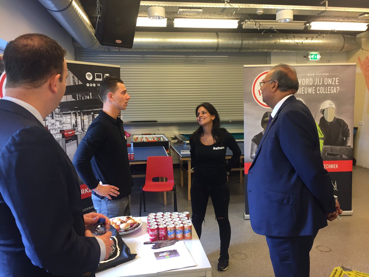 CvanBoheemen's tweet photo. Vandaag in wijkcentrum Bouwlust mooie ministages en speedmeets in het kader van jongerendag #WvdA2017 #DHmaaktwerk https://t.co/rAuCGD810o