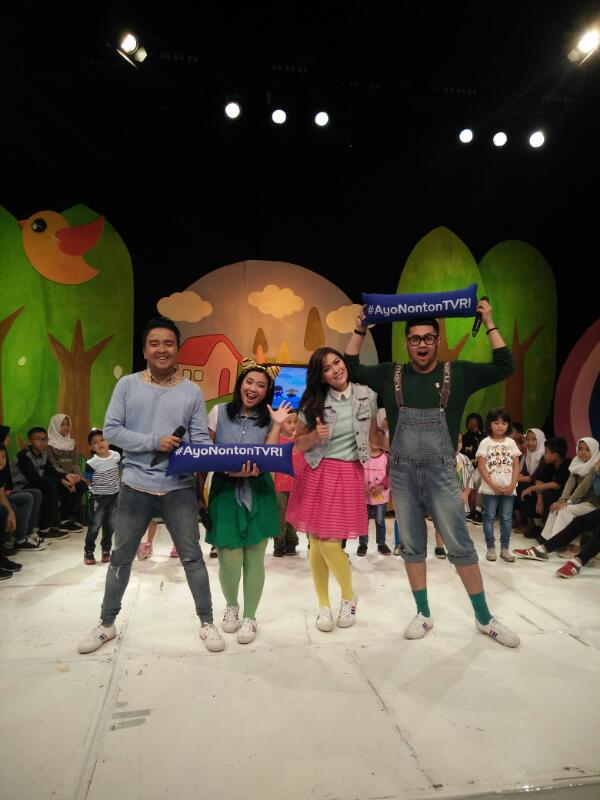 popzzle's tweet photo. Behind the scenes #AyoBernyanyiTVRI https://t.co/TbNvT1FtDP