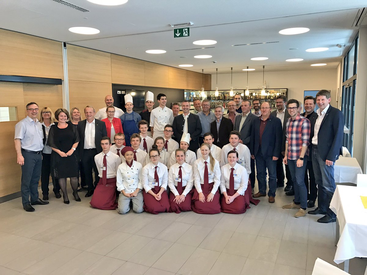 ChristofKastner's tweet photo. @KastnerGruppe bedankt sich bei den SchülerInnen der #LBS #Waldegg für die exzellente #Leistung beim #Prüfungsessen - alles #Gute!👍🏻 https://t.co/QrqiGT9BX2