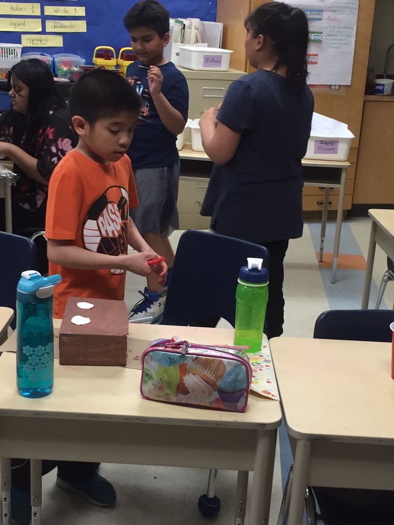 MsRicciuti's tweet photo. Grade 5's working hard on creating and designing their human body systems! @HuntingtonRidg1 @PeelSchools https://t.co/8cBWUQ3nq5