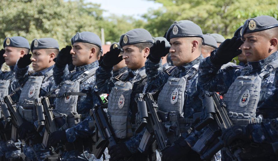Pajaropolitico's tweet photo. Tres contra veintinueve. Asaltan a elementos de la Gendarmería y les quitan celulares y carteras: https://t.co/GbGCuV4sLT https://t.co/LV8K45M6dy