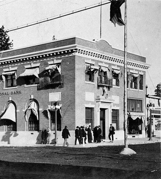 OldStoneBend's tweet photo. First National Bank of Bend on the corner of Bond &amp; Oregon Ave.  US Bank now stands at this location. #tbt https://t.co/o9LcZnucQm https://t.co/HvZuVnI7CD