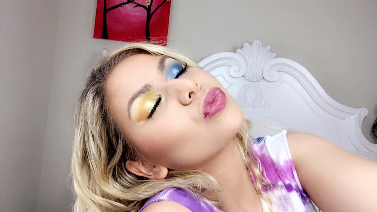 evianaa7's tweet photo. 💙💛new makeup tutorial! Recreation of Hayley Williams new music video Hard Times. Link in bio https://t.co/ddQIIGhGbR