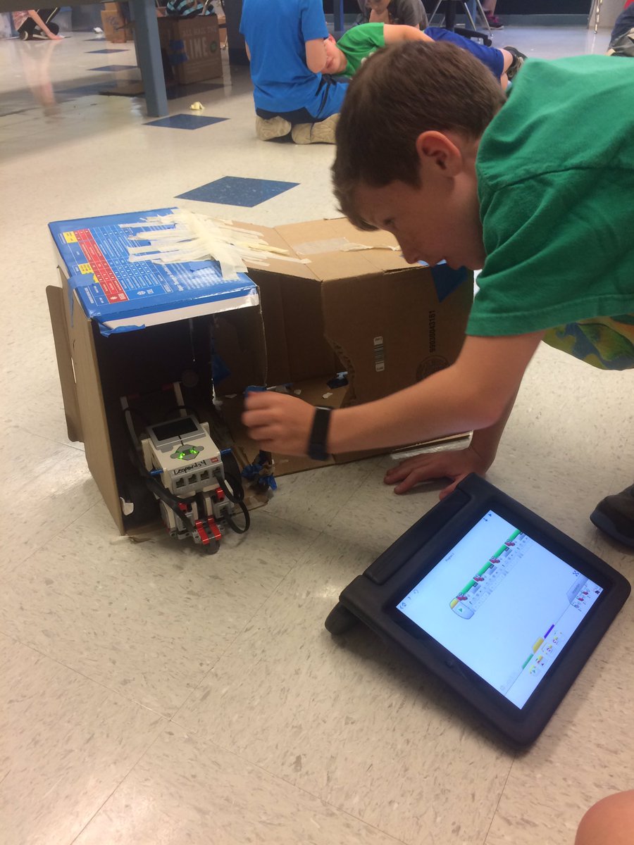 hochjoa's tweet photo. 4s with "Alvin" a Titanic explorering robot to retrieve items from the shipwreck #legoev3 #smithsburgrocks #makerspace https://t.co/h74vJJBhQw