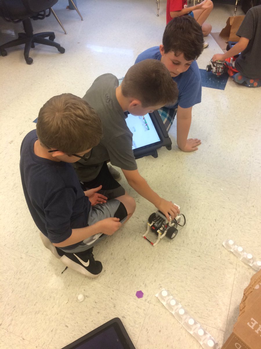 hochjoa's tweet photo. 4s with "Alvin" a Titanic explorering robot to retrieve items from the shipwreck #legoev3 #smithsburgrocks #makerspace https://t.co/h74vJJBhQw