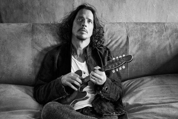 rollingstoneBR's tweet photo. Exames médicos confirmam que Chris Cornell cometeu suicídio por enforcamento: https://t.co/d3mxzalp9M https://t.co/HuV0eCUaTb