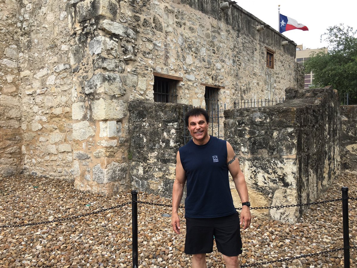 MarcMero's tweet photo. We had some free time before our event tonight, Jared and I visited The Alamo. What a great piece of history. #TimeisNowTour https://t.co/e8ecFzEuJF