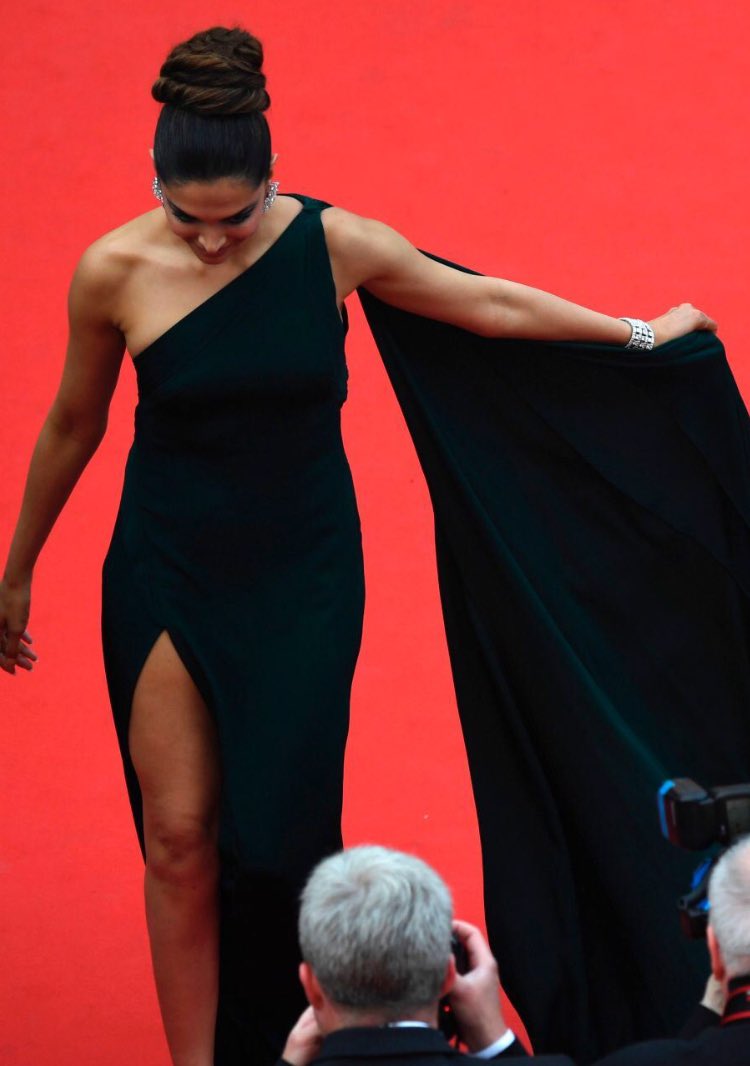 deepikaddicts's tweet photo. @deepikapadukone MORE MORE MORE! #CannesWithDeepika #Cannes2017 #LifeAtCannes https://t.co/i3oWZpqFqk