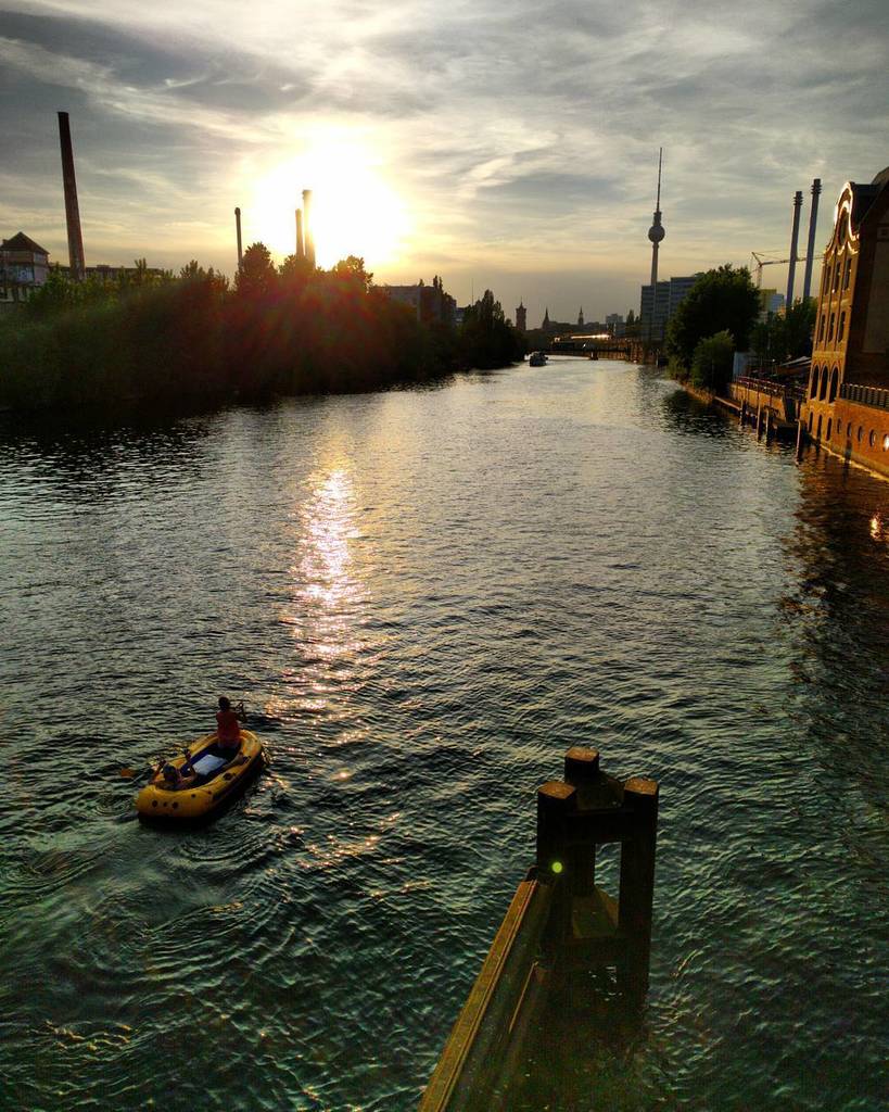 leandrosn's tweet photo. #berlin is beautiful, #sunsetberlin at the #spree, doubly so. https://t.co/1Ph4iLMs87 https://t.co/jMVcJikYq9