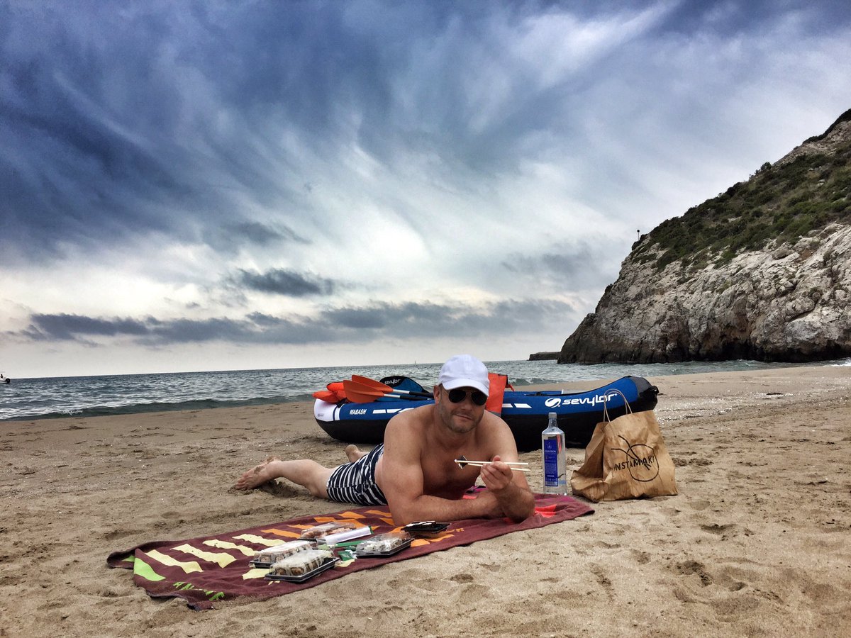 Barcelona tiene algo especial. Trabajas por la mañana y acabas comiendo sushi en la playa 🌊 📸 @mitono97