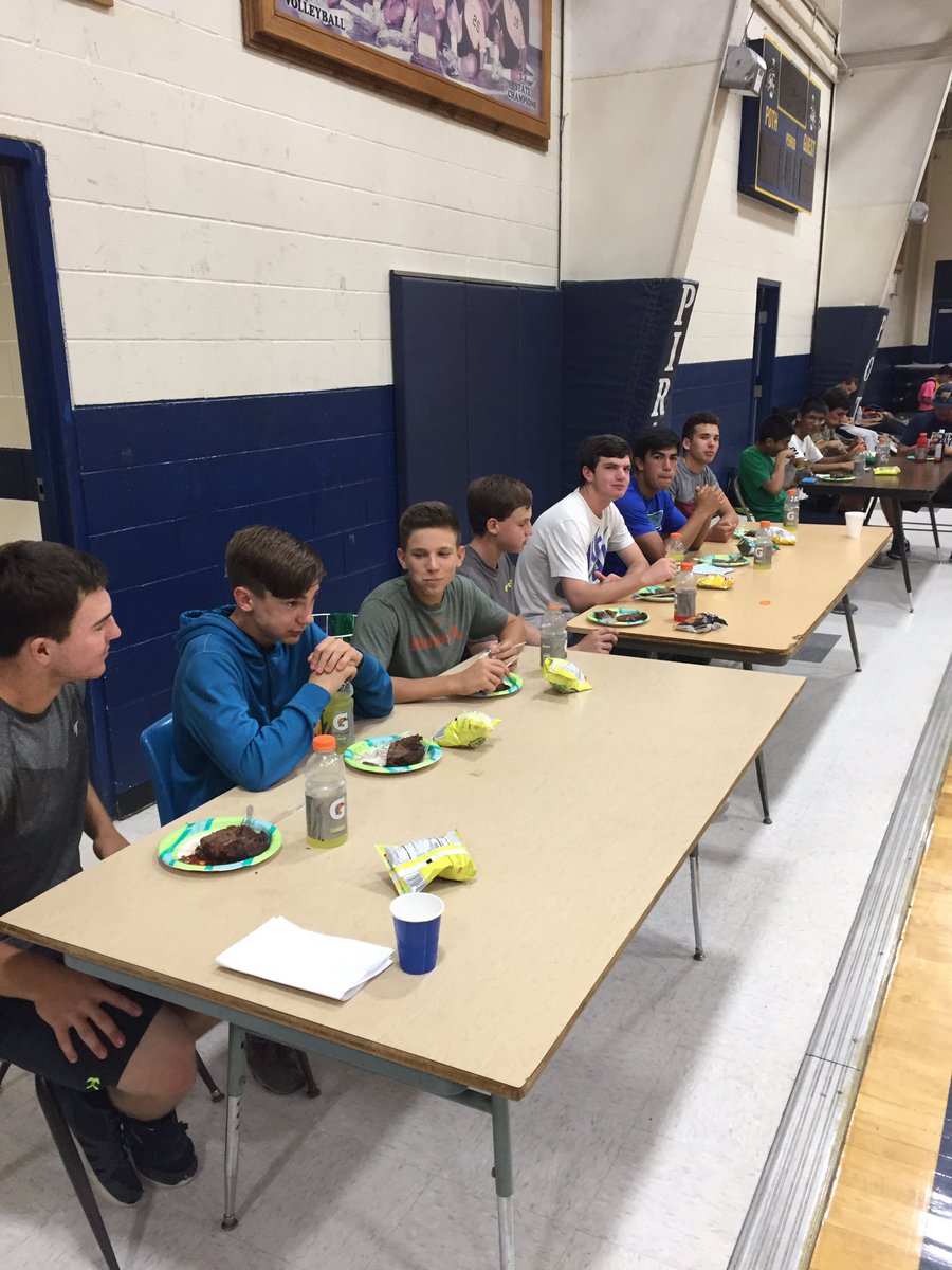 CoachJLuna's tweet photo. Team Tunnel Vision cashing in on their "212 Showdown" Championship today by enjoying their lunch for Champions #212 #ribeyes #winnersgetmore https://t.co/FVYzckJQgk