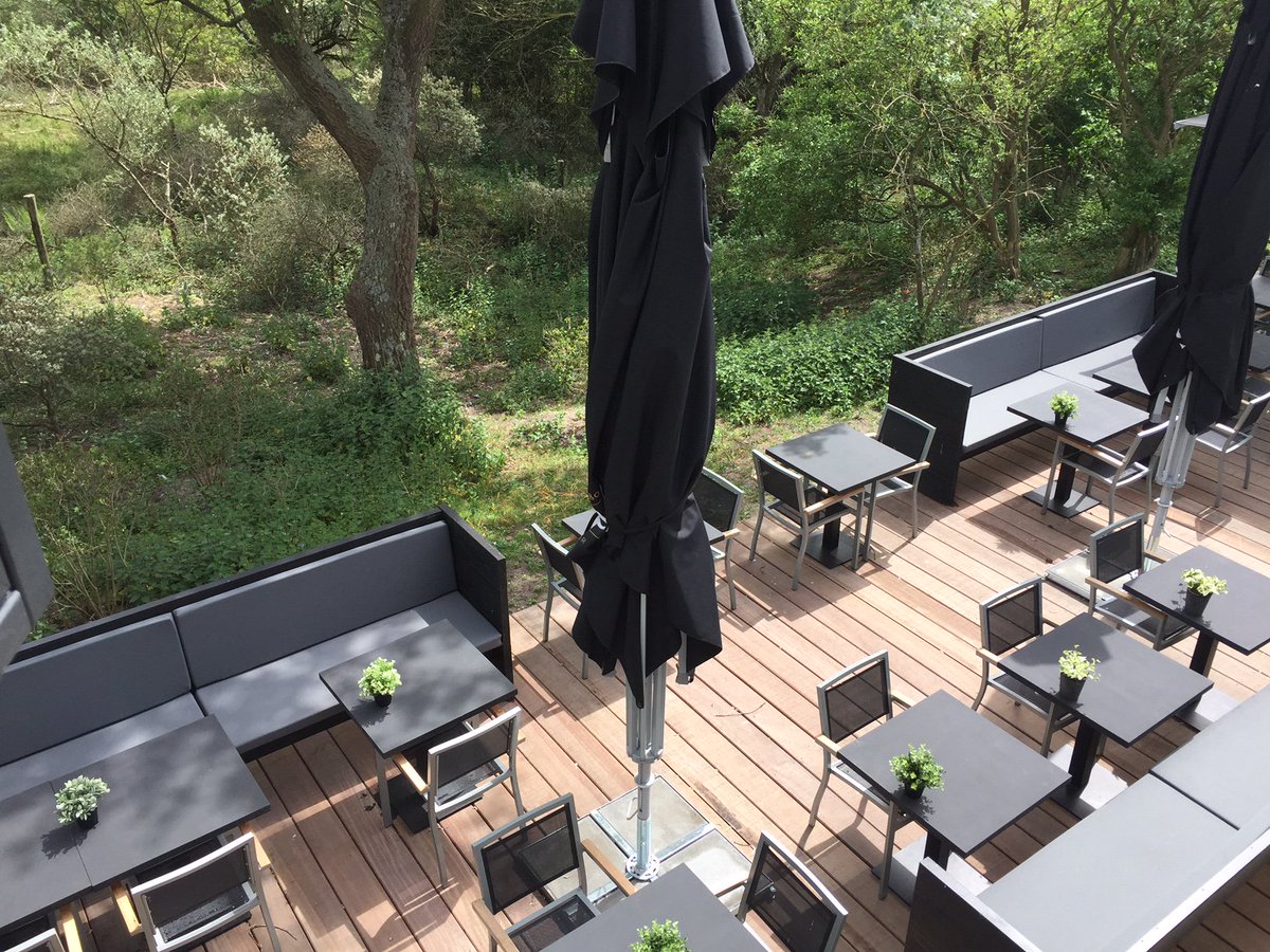 Mooi weer? Open je de deuren van je vergaderruimte en kom je uit op dit terras, midden in de duinen. Binnenkort op vergaderen-in-stijl.nl