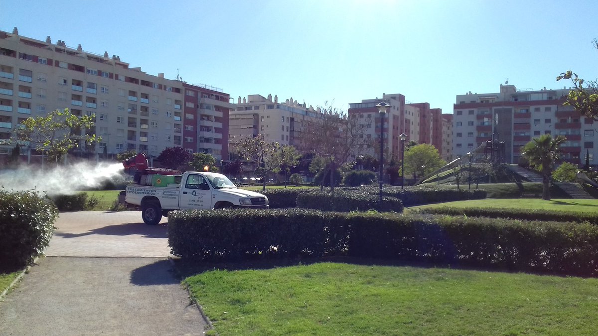 LMedinaMontoya's tweet photo. Esta tarde aplicando producto adulticida para #ControlMosquitosGuadalhorce  en parque 25 Noviembre en Parque Litoral (cerrado hasta mañana) https://t.co/CbLNfWFu7i