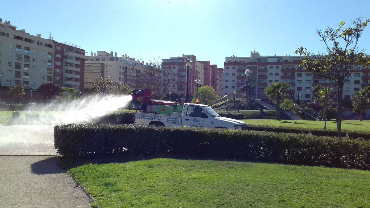 LMedinaMontoya's tweet photo. Esta tarde aplicando producto adulticida para #ControlMosquitosGuadalhorce  en parque 25 Noviembre en Parque Litoral (cerrado hasta mañana) https://t.co/CbLNfWFu7i