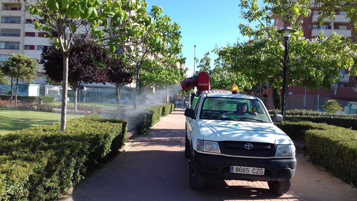 LMedinaMontoya's tweet photo. Esta tarde aplicando producto adulticida para #ControlMosquitosGuadalhorce  en parque 25 Noviembre en Parque Litoral (cerrado hasta mañana) https://t.co/CbLNfWFu7i