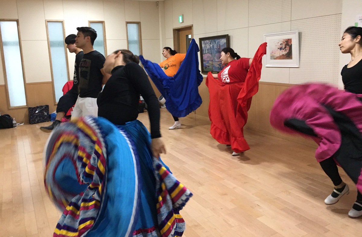 CulturaCampeche's tweet photo. Representantes del #GranBallet dieron un espectáculo en la Escuela Primaria Mukodai de Japón y un taller de baile al grupo #MéxicoEnLaPiel https://t.co/zGWlr2aghP