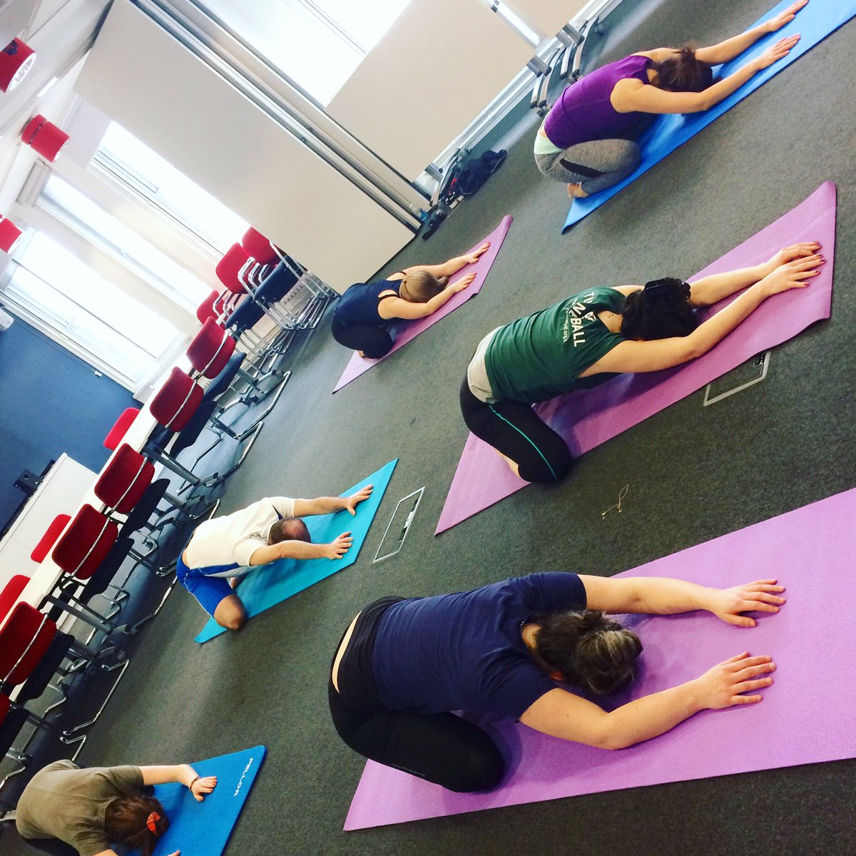 KateOatesYoga's tweet photo. Boardroom yoga ~ for busy brains and bodies ✨ Start of a new term with this brilliant charity. Great start to the day #Yoga #BetterWithYoga https://t.co/m3vNWoM64t