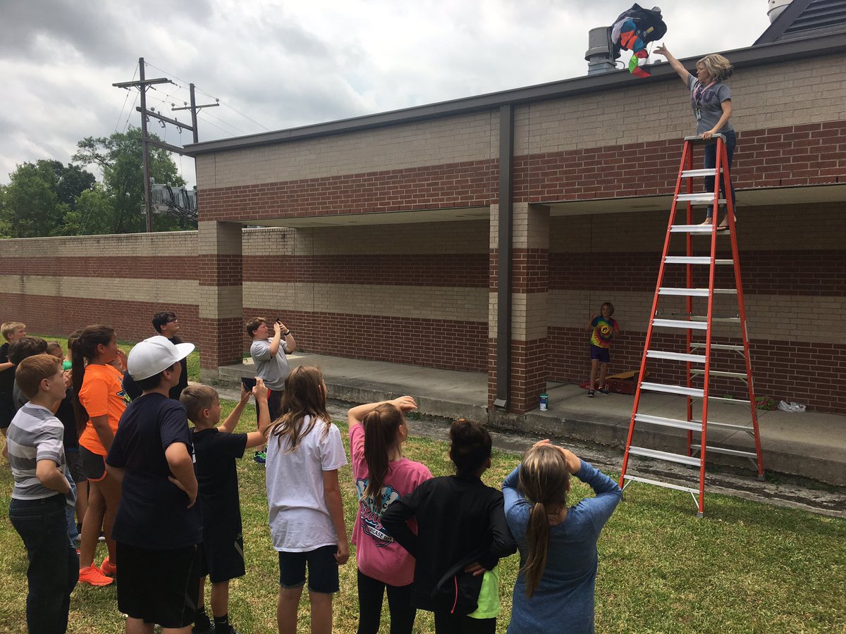 techamys's tweet photo. Mrs. Egloff's Egg Drop Challenge! #MISrocks #ScienceRocks #misdpremier https://t.co/yIR1QuDvqy