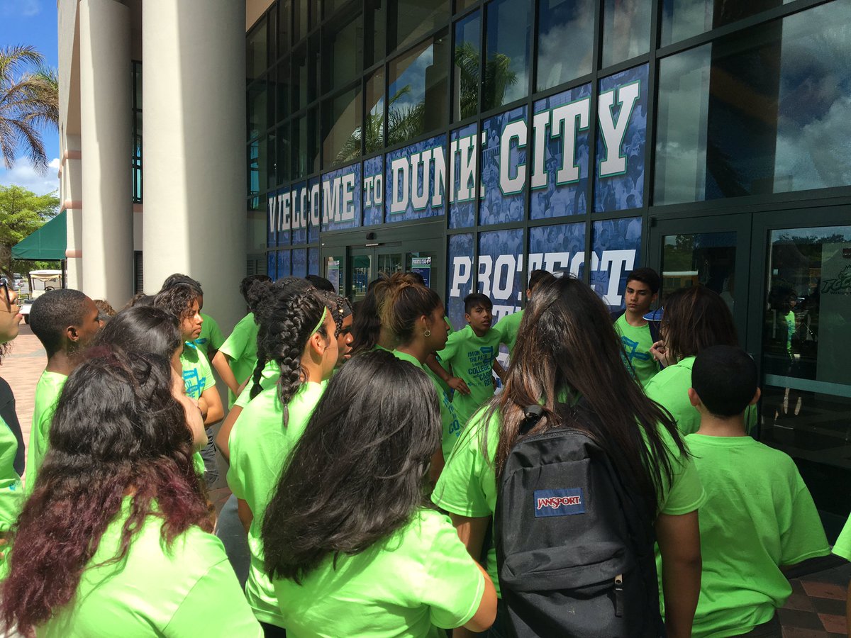 jamesksaunders's tweet photo. @GGM_SOARS FGCU with seventh graders. https://t.co/9uYPdZ7sc3