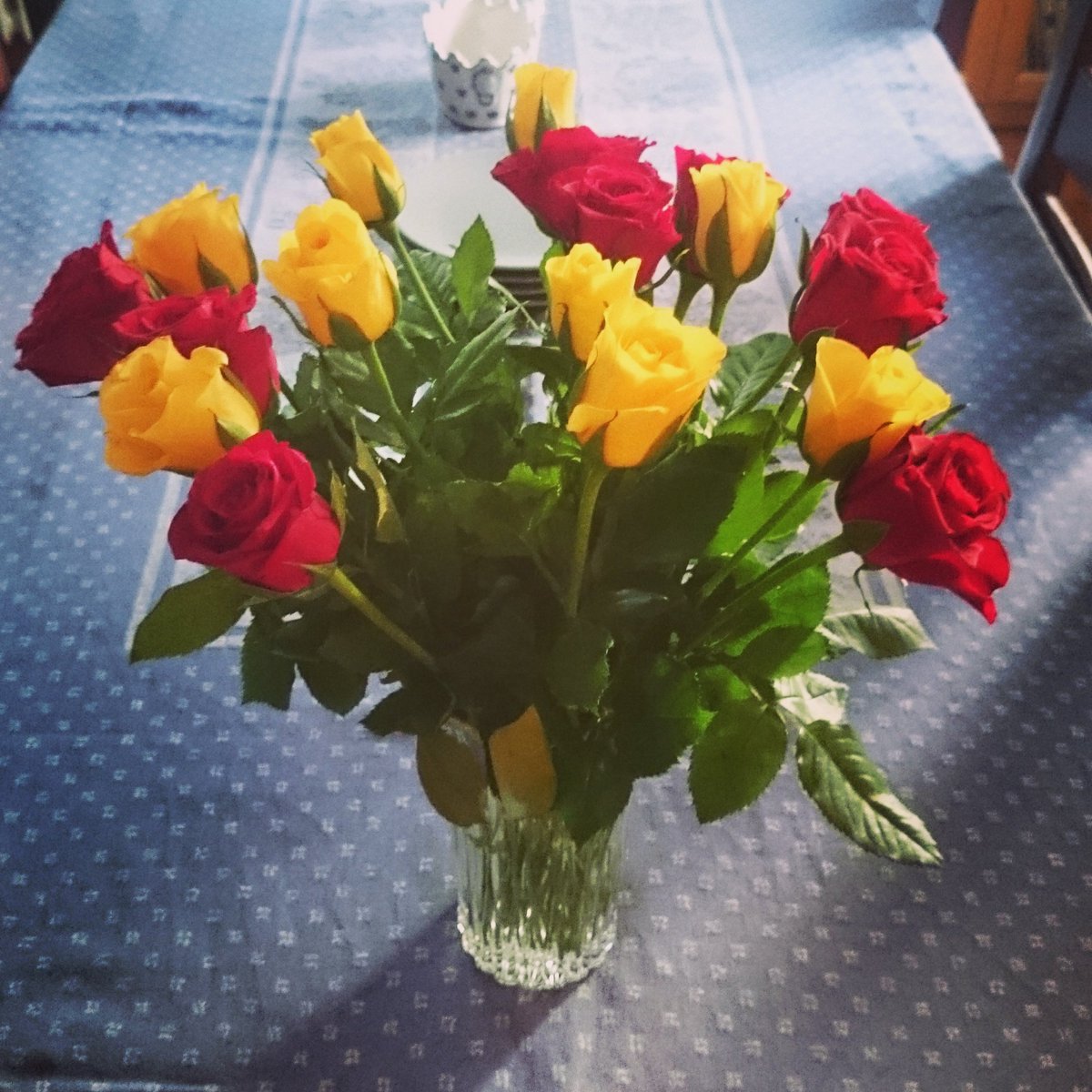 Wisdom_of's tweet photo. Vissa påstår att kvinnor är  svåra att vara till lags 
Pft! En rosbukett och en komplimang funkar utmärkt! 😎😜 https://t.co/R0ySTVKM9k