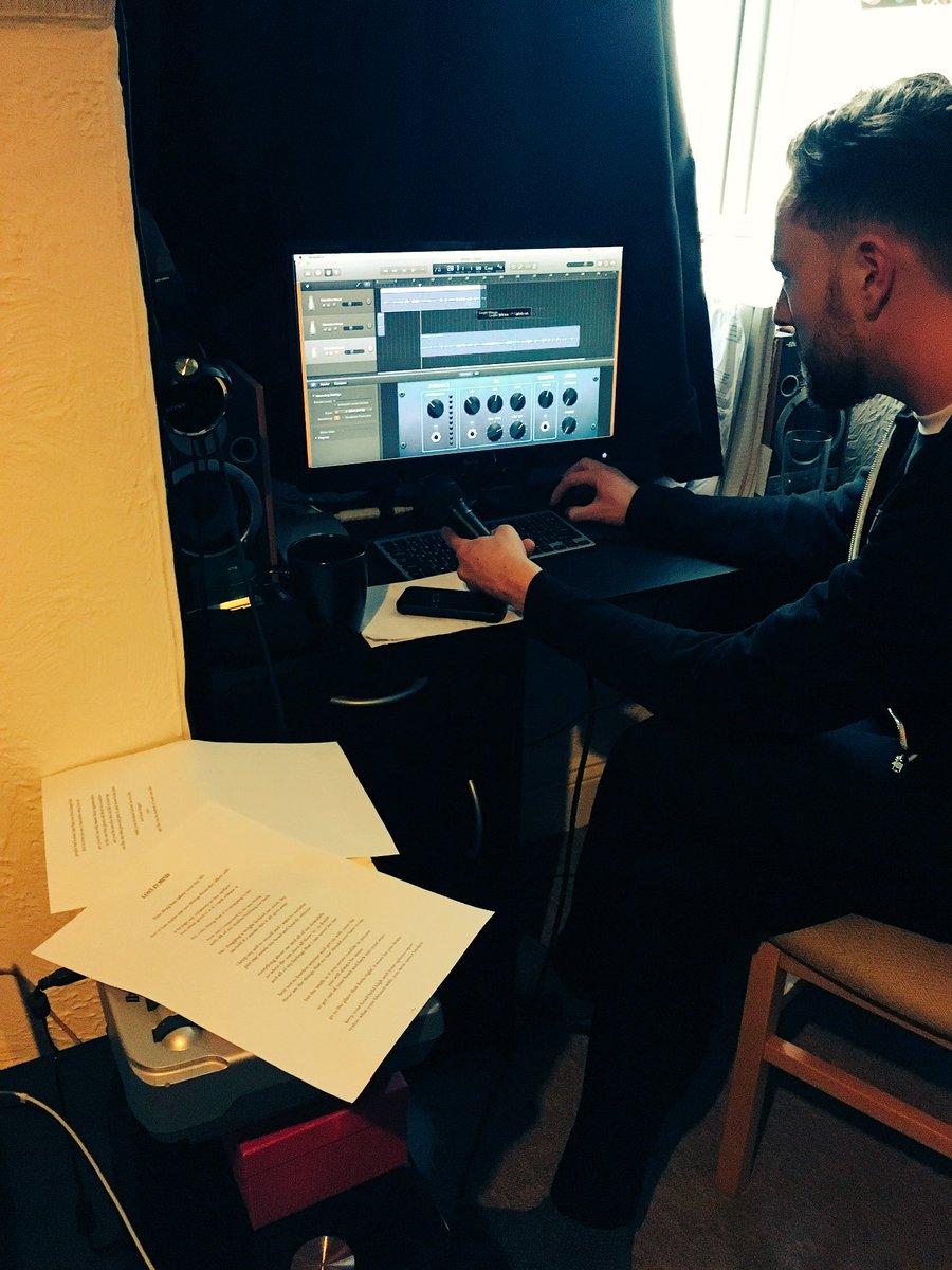 TwistedWizardd's tweet image. Having a great evening session, working on some spoken word pieces. #spokenword #creativity #Brighton