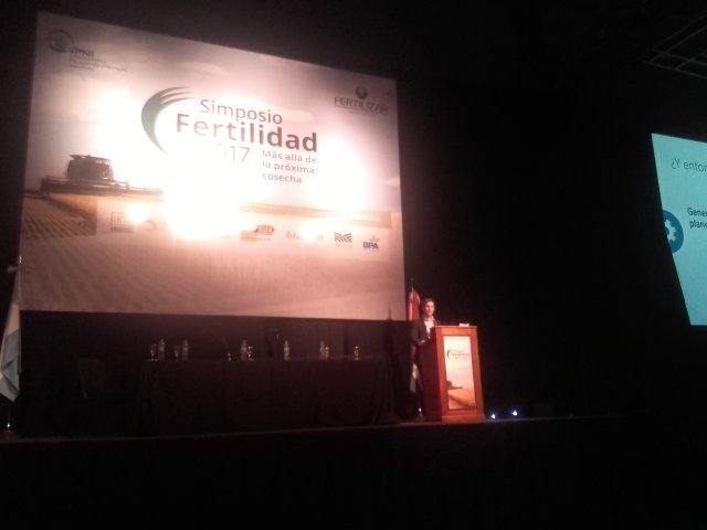 FertilizarAC's tweet photo. #Simposio2017 "Factor cultural. Muchos desconocen la magnitud y probabilidad de respuesta de fertilizar y el costo de no fertilizar"F. Bert https://t.co/zLKfvc4Y22