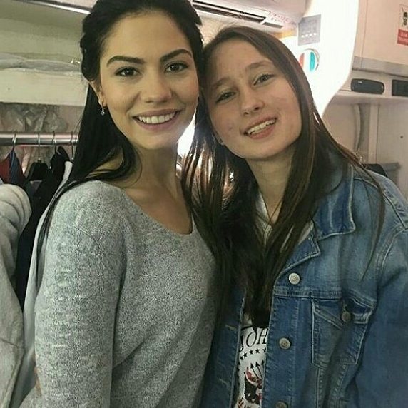 yarendadr1's tweet photo. Gülüşü yetiyo mutluluğa huzur verici aşk kadinn bitane 💋 melek 😇🌸❤😚 @dmtzdmr #DemetÖzdemir #no309set https://t.co/hVVbd5yAea