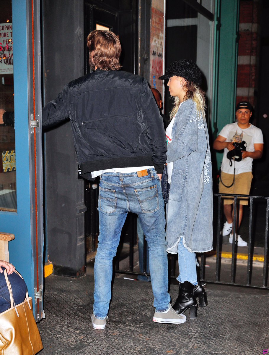 miamtimeline's tweet image. May 17th, 2017: Miley and Liam dined at Dos Caminos in New York (5/5)