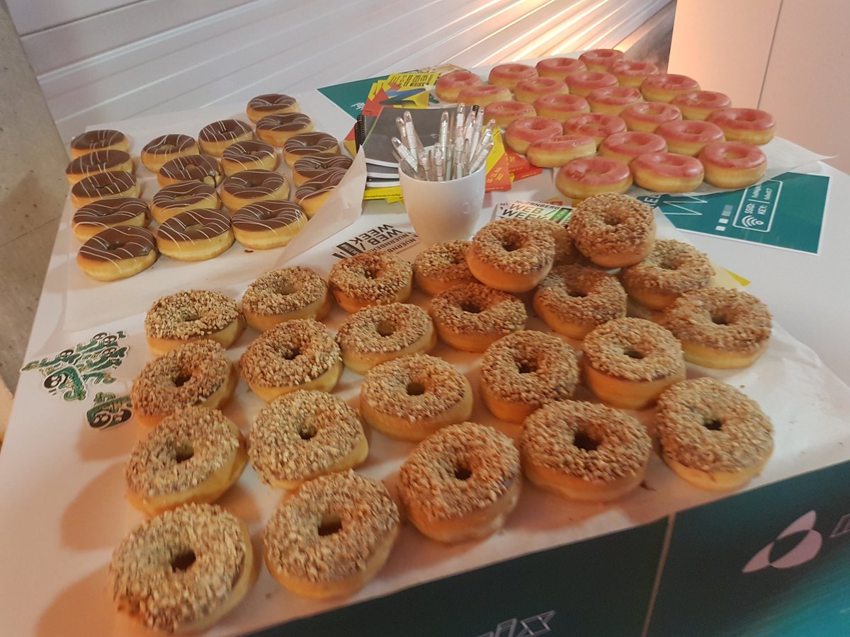 netlogix_de's tweet photo. Donut Factory als kleiner Nachtisch gleich nach dem Xerox-Vortrag. #FailNight2017, #nueww https://t.co/CTPTAWaIfl