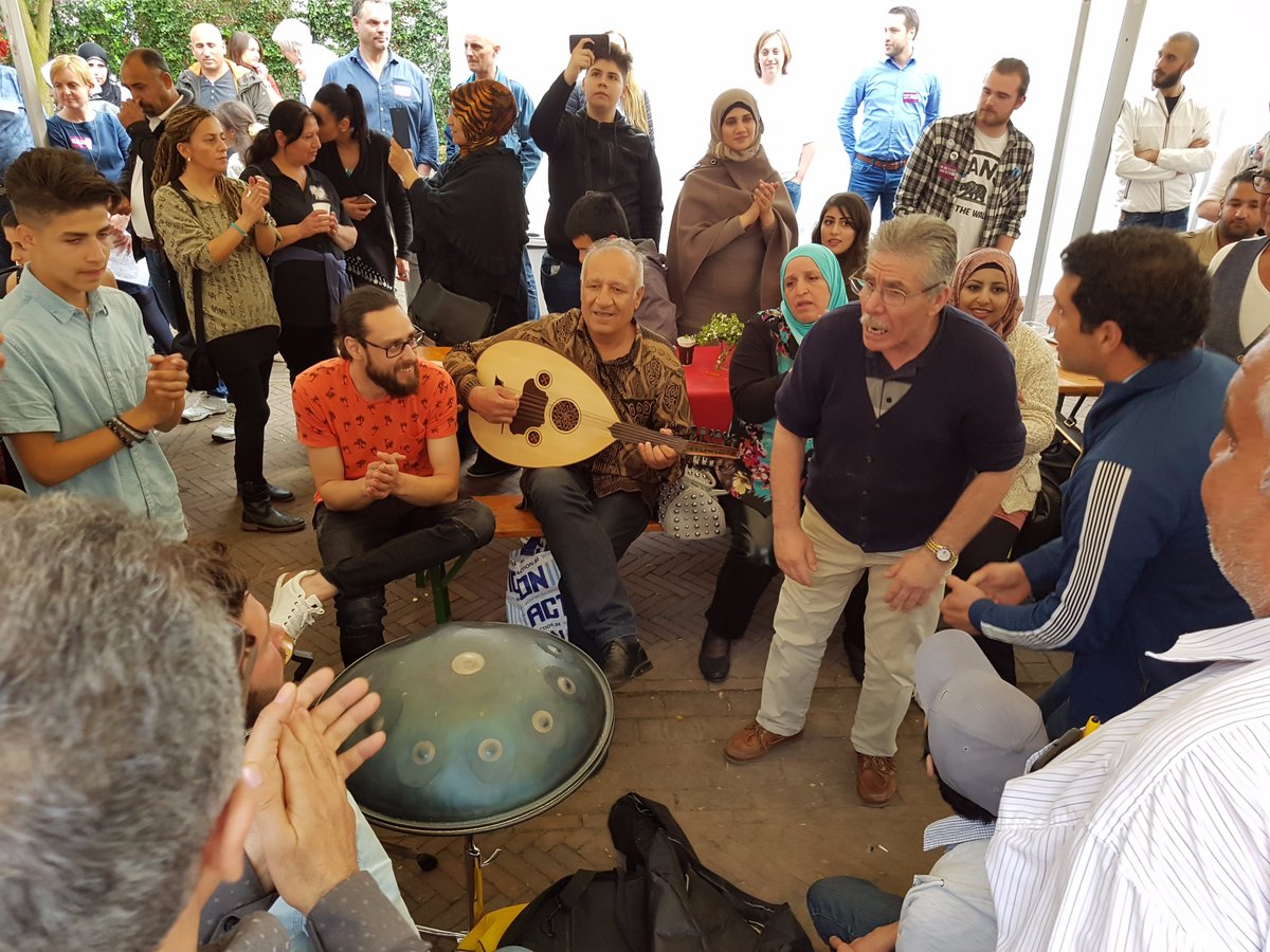 Een warm Welkom Thuis voor statushouders die huren bij <a href="/wonenlimburg/">Wonen Limburg</a> #Multicultureel met een prima sfeer en mooie gesprekken. Boeiend.