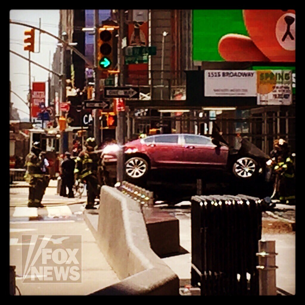 #TimesSquare pedestrian killed, others injured after car jumps curb. <a href="/FoxNews/">Fox News</a> fxn.ws/2qxY3Qh