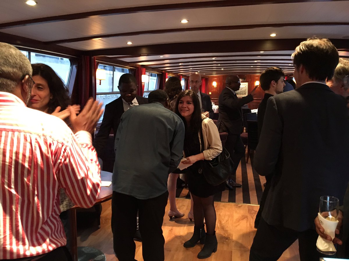 InoaIgnacio's tweet photo. Soirée de clôture du Badge Energie de @microeconomix sur la Seine 🎉🥂⛵️ Bravo à Sidy Diop et à tous les intervenants pour cette 1ère promo ! https://t.co/yOpVAuQhsP