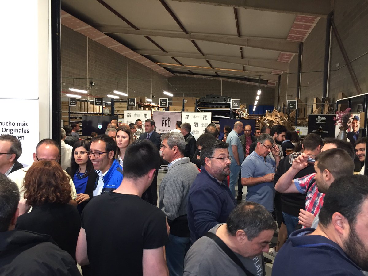 angl_campo's tweet image. Continúa el campeonato nacional de scalextrix #PROService en el #OPENPRO de Lleida