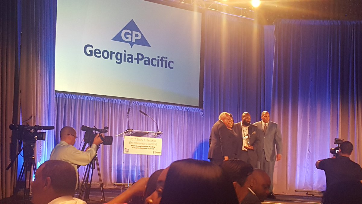 Markita_Samuel's tweet photo. Whoop whoop!!! Congratulations to
@capitalcityco and @arshajones for winning family business of the year at
#BEsummit!!! #teesinthetrap https://t.co/4l0lfzVb1a