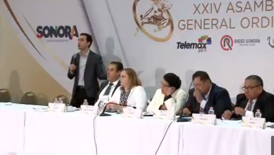 CANAL44TV's tweet photo. Mucha gente del país comparte noticias de El Deforma, como si fueran verdad: @RobertoRuz, mencionando errores en las redes en #AsambleaRed https://t.co/CEROfdEIb8