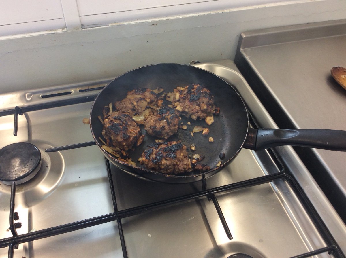 Food_Tech_Teach's tweet image. Cracking burgers. Literally.
Crackers instead of breadcrumbs, a fun kitchen recipe.
#funkitchen #foodtech #crackingburgers @WGAsthughs