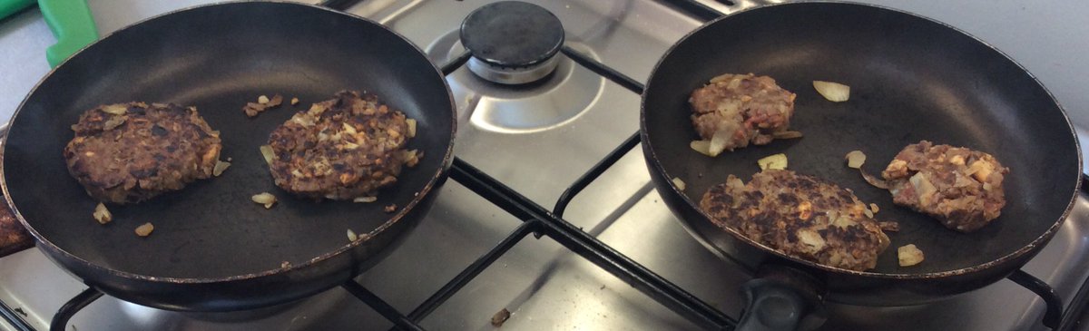 Food_Tech_Teach's tweet image. Cracking burgers. Literally.
Crackers instead of breadcrumbs, a fun kitchen recipe.
#funkitchen #foodtech #crackingburgers @WGAsthughs