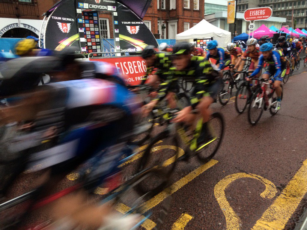 ftg32's tweet image. #tourseries Fast racing in rainy Croydon #chuffingcold #chuffingwet