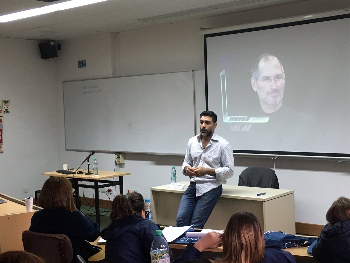 "No hay sueño que valga la peña si detrás no hay esfuerzo, ganas y construcción diaria", <a href="/AKMashad/">Alejandro Mashad</a> #UdeSACamp