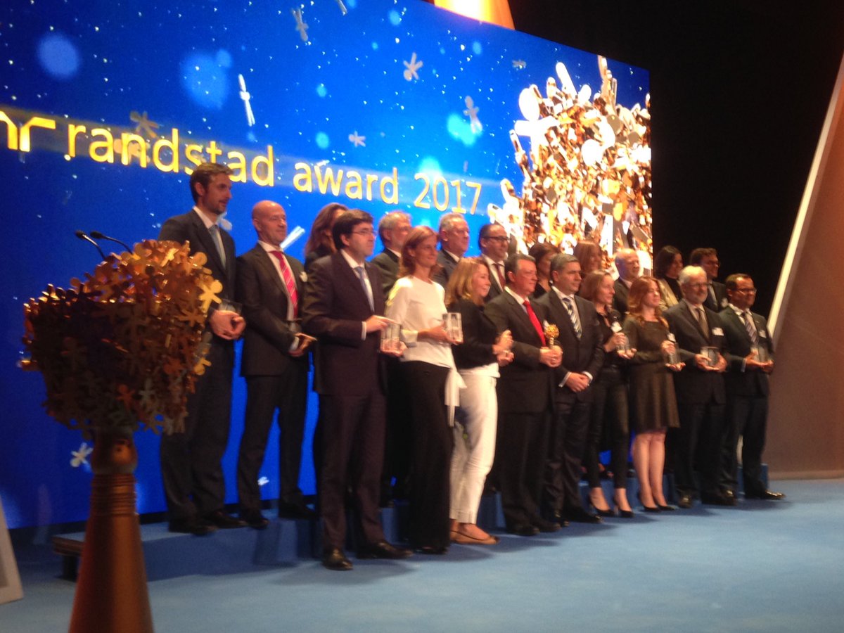 ccarpizo68's tweet photo. Foto de familia de los ganadores de los #RandstadAward   Enhorabuena! https://t.co/MOXw1AezJY