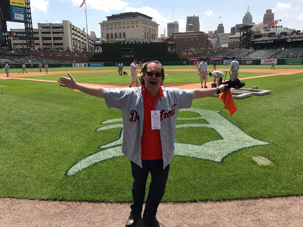 rolandosanz's tweet photo. Fun day singing the anthem for my Baltimore @Orioles at the Detroit @Tigers – thanks for the @DetOperaHouse Michigan Opera Theatre shoutout! https://t.co/yU5LhrQDAc
