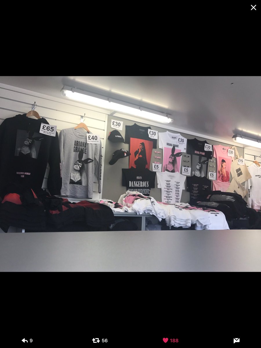 thatgoodagb's tweet photo. THIS IS THE MERCH OUTSIDE THE DOORS HAVENT OPENED SO THERE IS MORE MERCH DONT WORRY #ARIANAGRANDE #ARIUPDATES @ArianaGrande https://t.co/9tJDuSGjt5