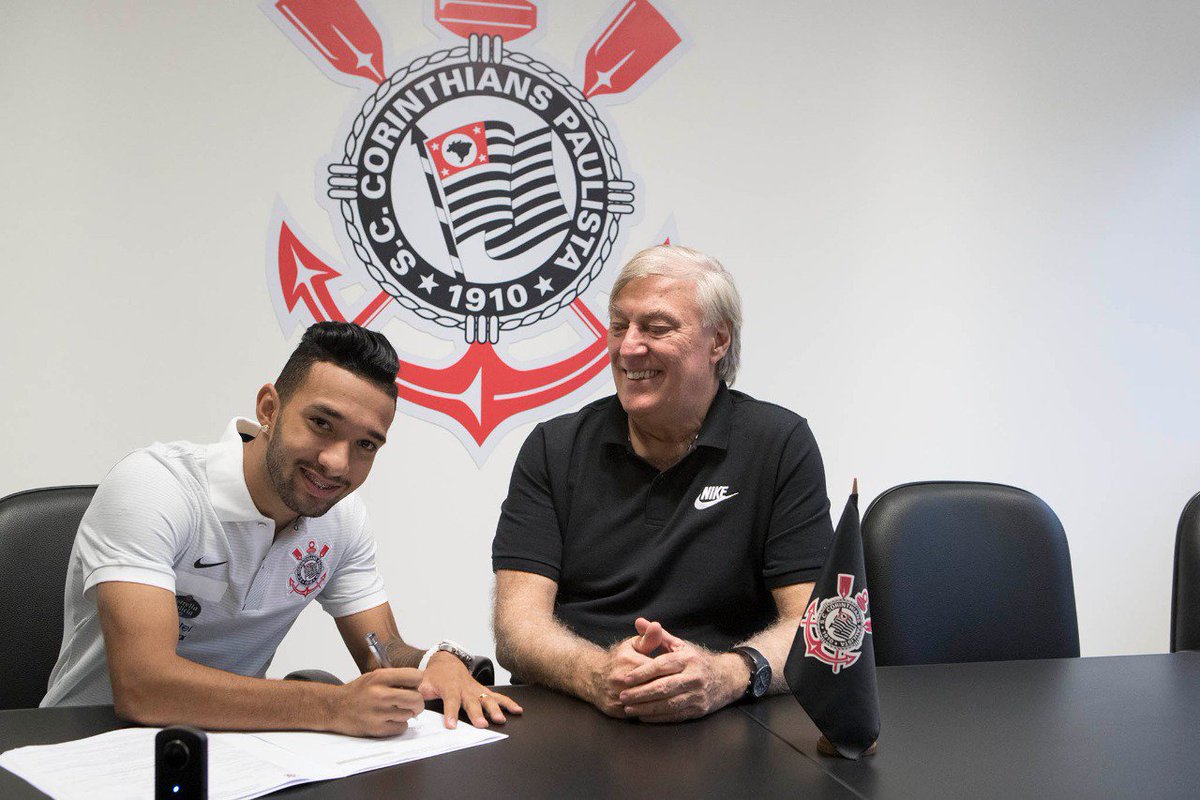 Corinthians's tweet photo. Clayson é do #Timão!!

O atacante, revelação do #Paulistão, assinou contrato de quatro anos com o #Corinthians!

#VaiCorinthians ⚫⚪ https://t.co/PRVc2b8HMv