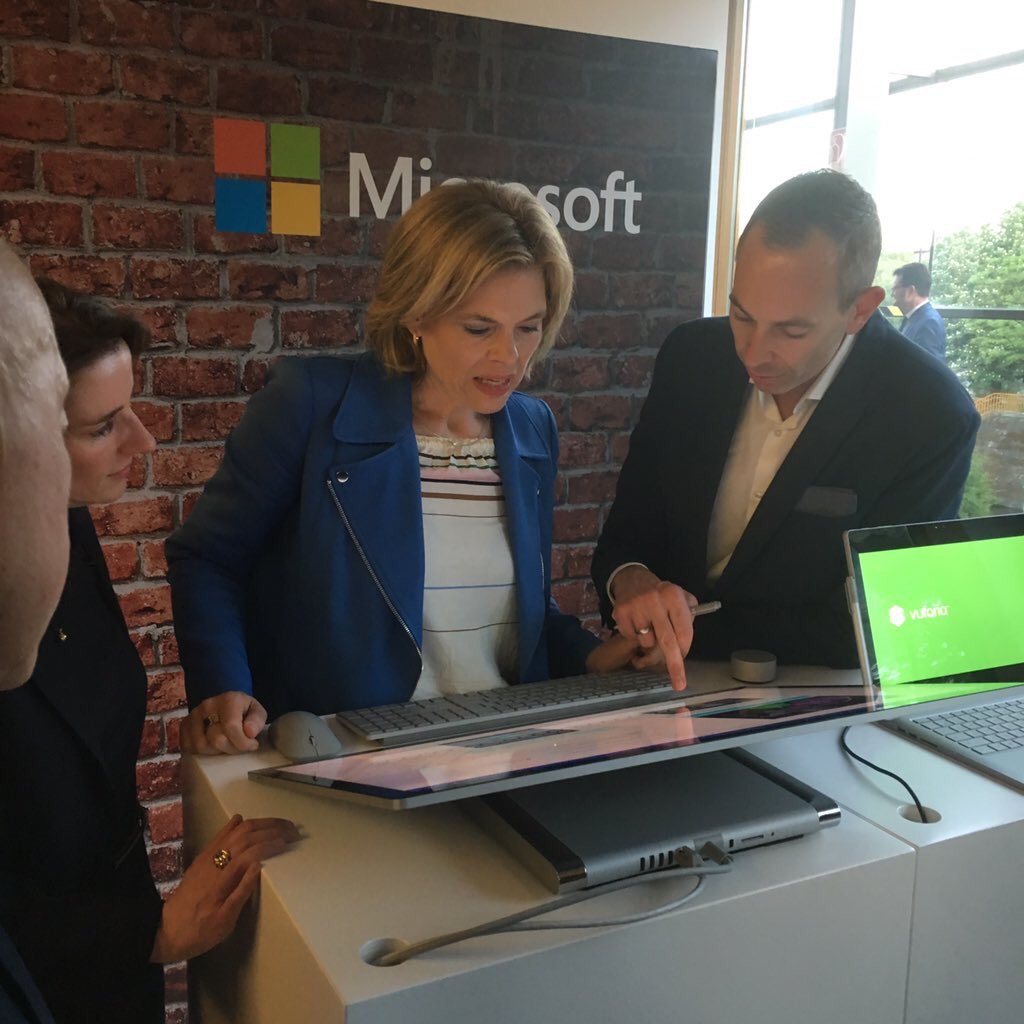 JuliaKloeckner's tweet photo. Neue Technik, hier noch nicht auf dem Markt, aber heute schon bei der #cnight2017 https://t.co/V0zP62nU6w