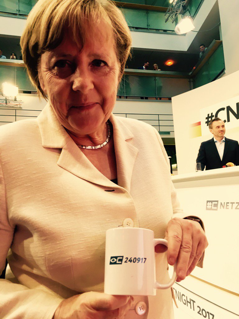 JuliaKloeckner's tweet photo. Kanzlerin mit Tasse mit Raute #cnight2017 @c_netz https://t.co/1Mu33JMGcO