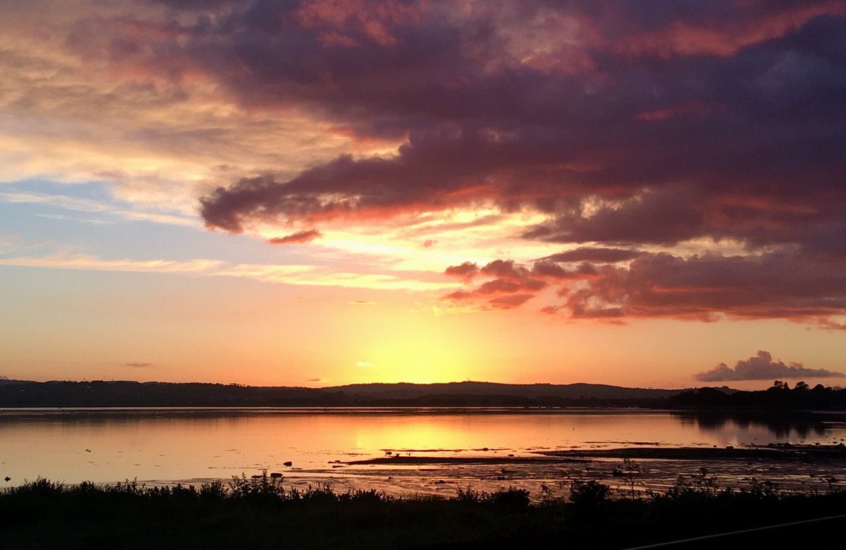 GreatDevonDays's tweet photo. Tonight's sun setting on a #GreatDevonDay ! @VisitDevon @DevonLife https://t.co/8hHgpTYp5y