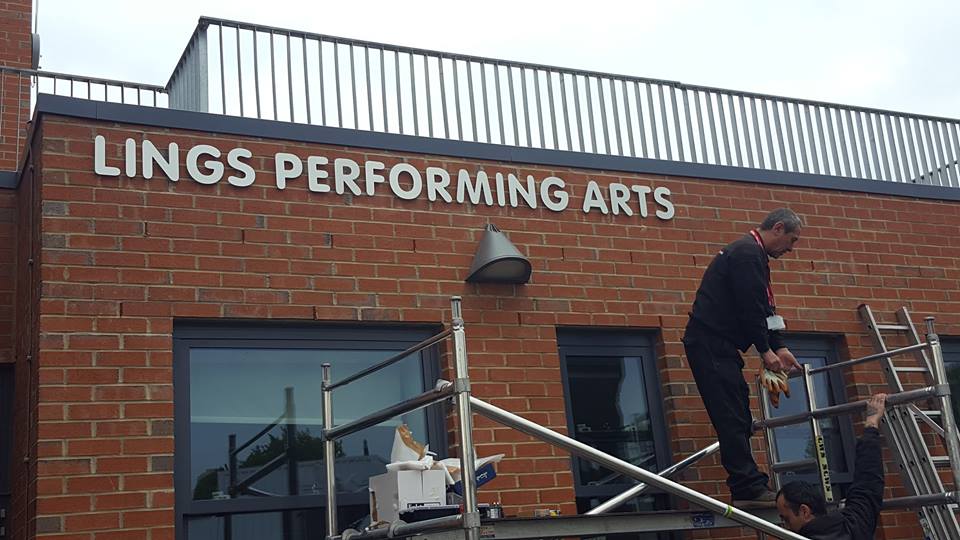 PrecisionSigns_'s tweet image. New signage @LingsPrimarySch working with @studio_projects #rugbyhour #northantshour #covhour all types of signs, graphics and vinyl wraps